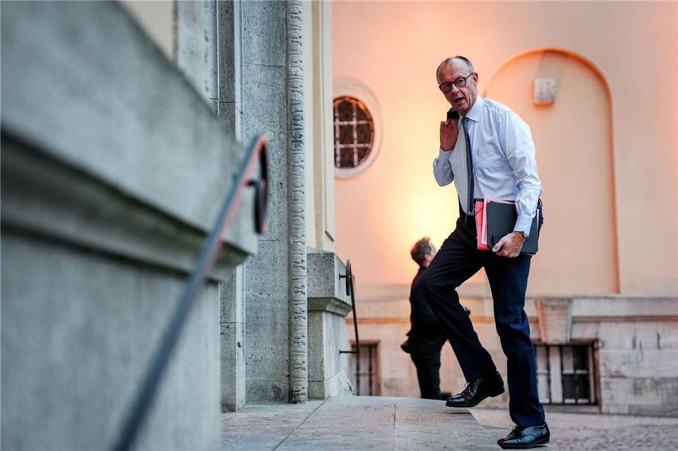 Bundeskanzler Friedrich Merz (CDU) sagt, Schnieder gehe es besser. Kay Nietfeld/dpa