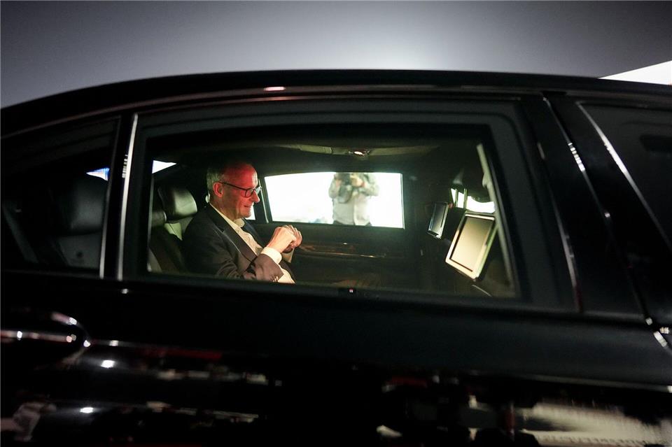 Bundeskanzler Friedrich Merz (CDU) sitzt nach der Ankunft auf dem Internationalen Sardar Vallabhbhai Patel Flughafen in Ahmedabad in einer Limousine.Kay Nietfeld/dpa