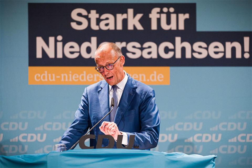 Bundeskanzler Friedrich Merz (CDU) spricht auf einer Veranstaltung der CDU Niedersachsen in Langenhagen.Moritz Frankenberg/dpa
