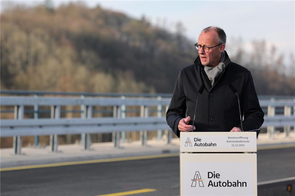 Bundeskanzler Friedrich Merz (CDU) spricht bei der Eröffnung der Rahmedetalbrücke. Rolf Vennenbernd/dpa