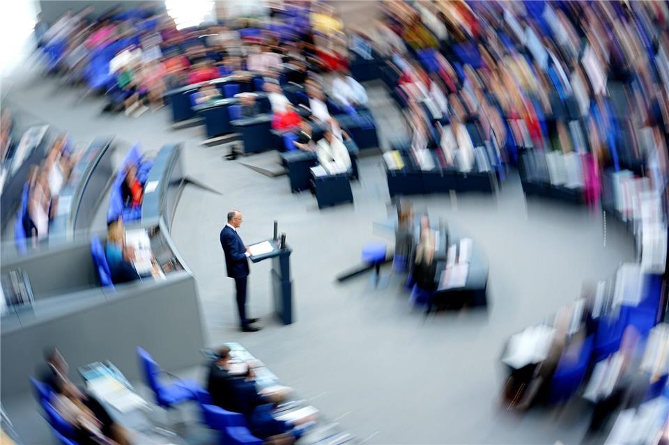Bundeskanzler Friedrich Merz (CDU) spricht bei seiner Regierungserklärung im Plenum des Bundestags.Kay Nietfeld/dpa