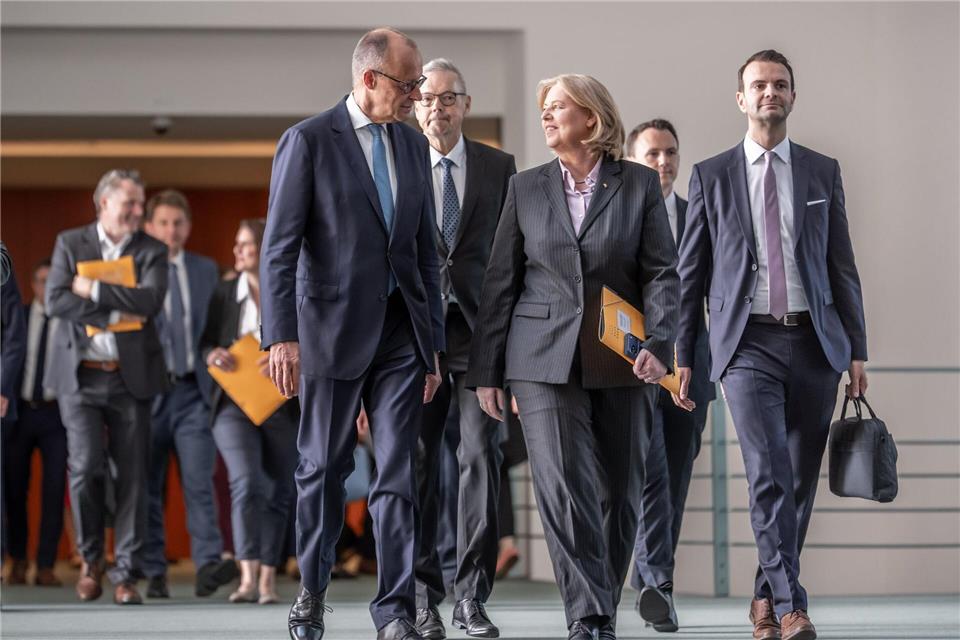 Bundeskanzler Friedrich Merz (CDU) und Sozialministerin Bärbel Bas (SPD) haben viel Lob für die Vorschläge der Rentenkommission.Michael Kappeler/dpa