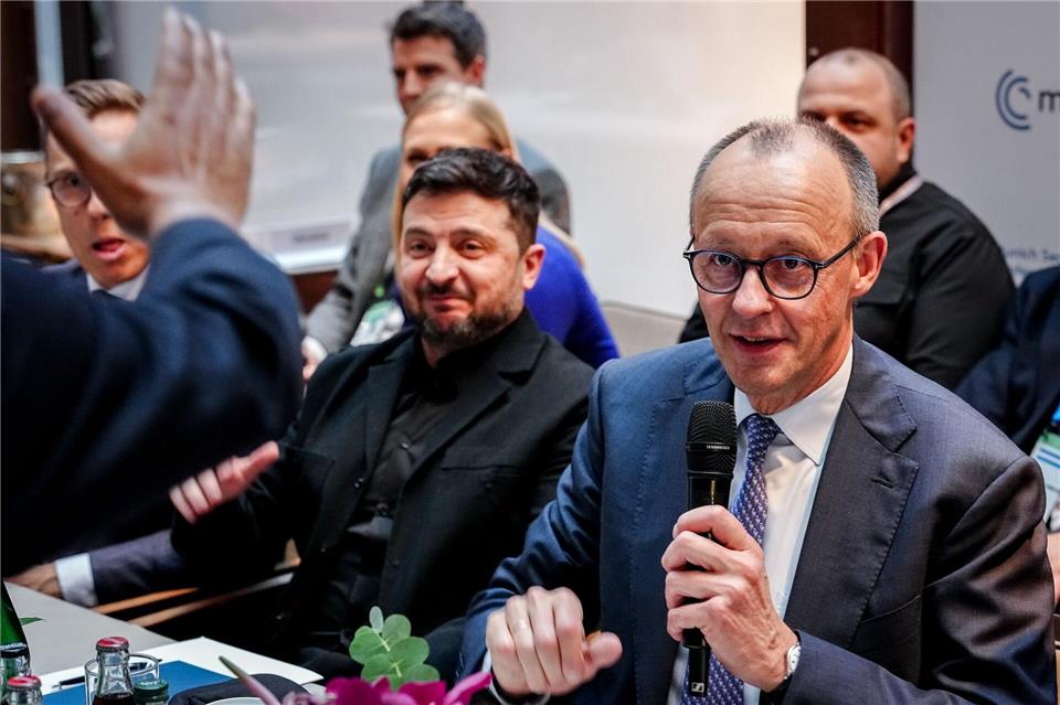 Bundeskanzler Friedrich Merz (CDU) und Wolodymyr Selenskyj, Präsident der Ukraine, nehmen bei der 62. Münchner Sicherheitskonferenz (MSC) an einem Treffen im Berliner Format teil.Kay Nietfeld/dpa-Pool/dpa