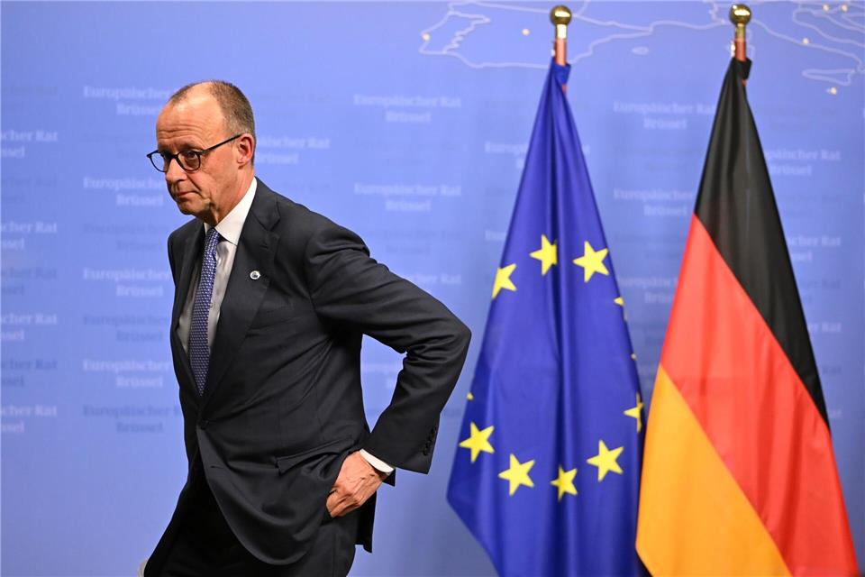 Bundeskanzler Friedrich Merz (CDU) verlässt eine Pressekonferenz nach dem EU-Gipfel der Staats- und Regierungschefs in Brüssel.Markus Lenhardt/dpa