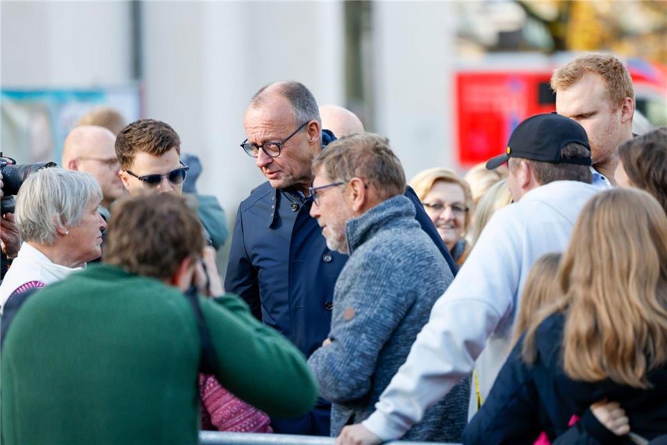 Bundeskanzler Friedrich Merz (CDU) wird von Bürgern beim Bürgergespräch begrüßt.Thomas Banneyer/dpa