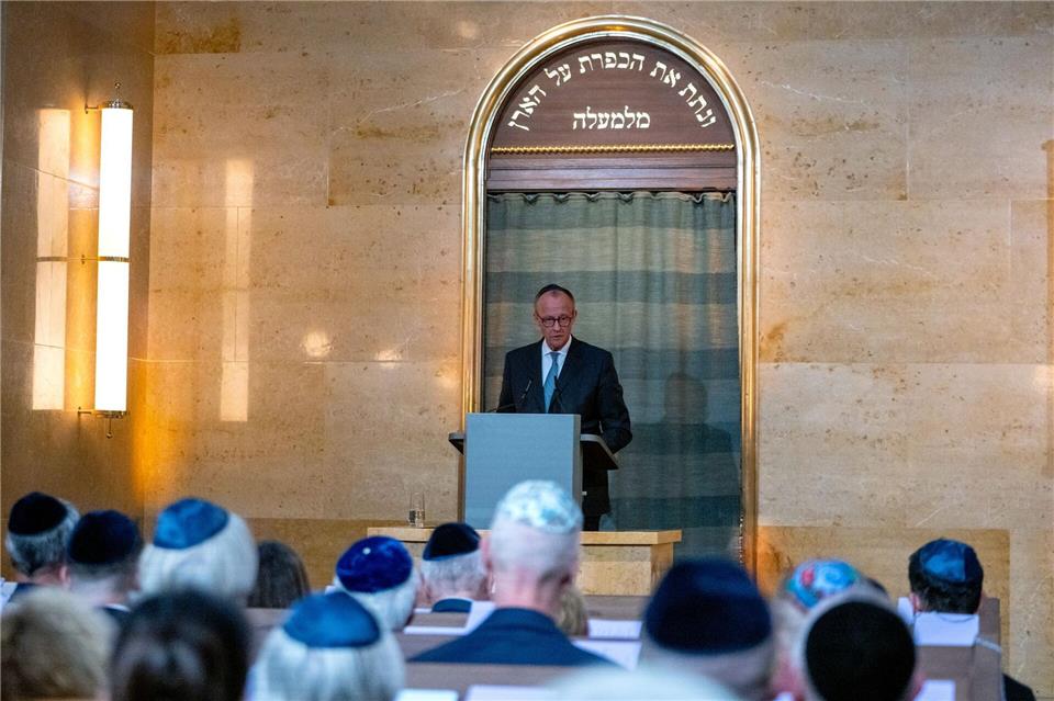 Münchner Bauhaus-Synagoge wieder eröffnet Bundeskanzler Friedrich Merz (CDU) zeigte sich in seiner Rede sehr gerührt und kämpfte mit den Tränen.Leonie Asendorpf/dpa