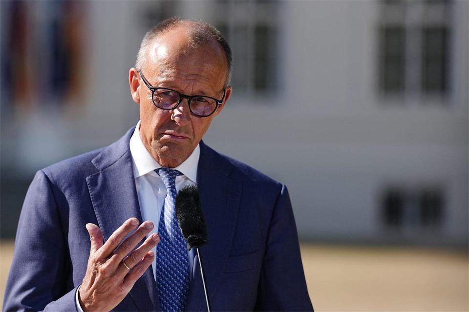 Bundeskanzler Friedrich Merz (CDU) spricht vor Beginn der Klausurtagung der Bundesregierung im Schloss Neuhardenberg.Kay Nietfeld/dpa