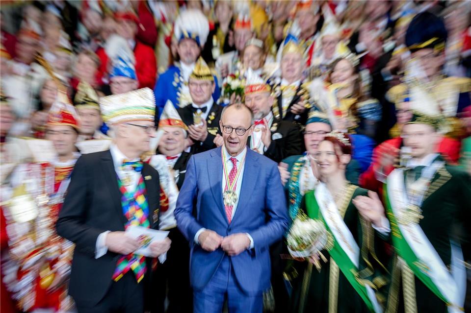 Bundeskanzler Friedrich Merz (M, CDU) begrüßt im Kanzleramt rund 140 Karnevalisten aus dem Land zum jährlichen Karnevalsempfang. Kay Nietfeld/dpa