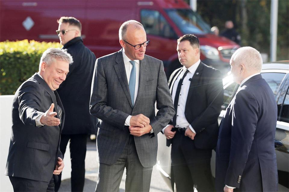 Bundeskanzler Friedrich Merz (M, CDU) besucht das Leibniz-Institut für Mikroelektronik. Soeren Stache/dpa