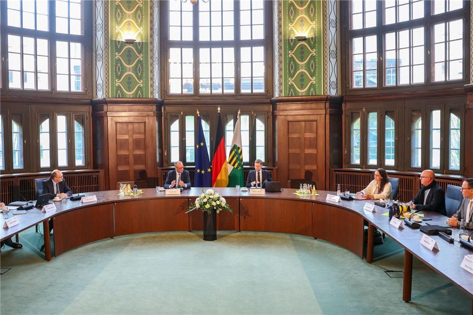 Merz lobt Sachsen – Finanzierung von Verkehrswegen offen  Bundeskanzler Friedrich Merz absolvierte am Dienstag seinen Antrittsbesuch in Sachsen in Dresden und nahm dabei an einer Kabinettssitzung teil.Jan Woitas/dpa