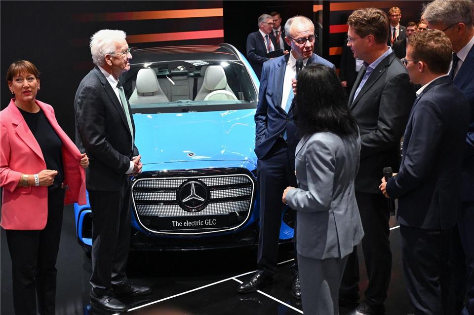 Mercedes-Chef bekommt Kofferraum vor Kanzler nicht auf Bundeskanzler Friedrich Merz am Stand von Mercedes-Benz.Sven Hoppe/dpa