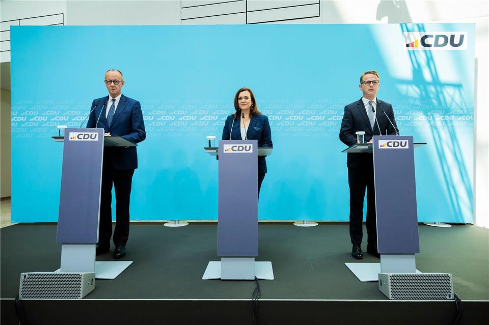 Bundeskanzler Friedrich Merz bedauert die Hängepartie um das Verkehrsressort, hier mit Franziska Hoppermann, der neuen CDU-Generalsekretärin, und Carsten Linnemann, dem designierten Bundesgesundheitsminister.Christoph Soeder/dpa