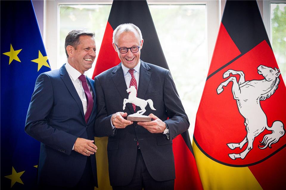 Bundeskanzler Friedrich Merz bei seinem Antrittsbesuch in Hannover. Lies sieht Niedersachsen als Vermittler zwischen Bund und Ländern. (Archivbild)Moritz Frankenberg/dpa