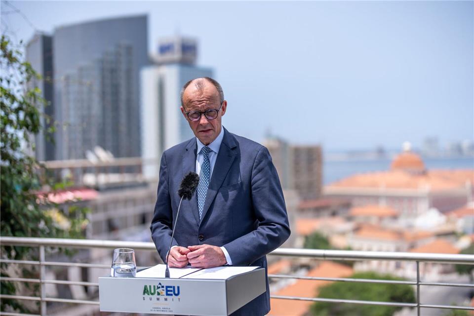 Bundeskanzler Friedrich Merz bremst Hoffnungen auf einen allzu schnellen Durchbruch bei den Ukraine-Verhandlungen.Michael Kappeler/dpa