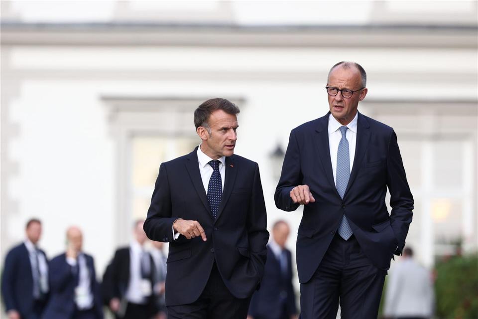 Bundeskanzler Friedrich Merz empfing Emmanuel Macron am Abend auf Schloss Bensberg bei Köln, um das Regierungstreffen am Freitag vorzubereiten. Rolf Vennenbernd/dpa