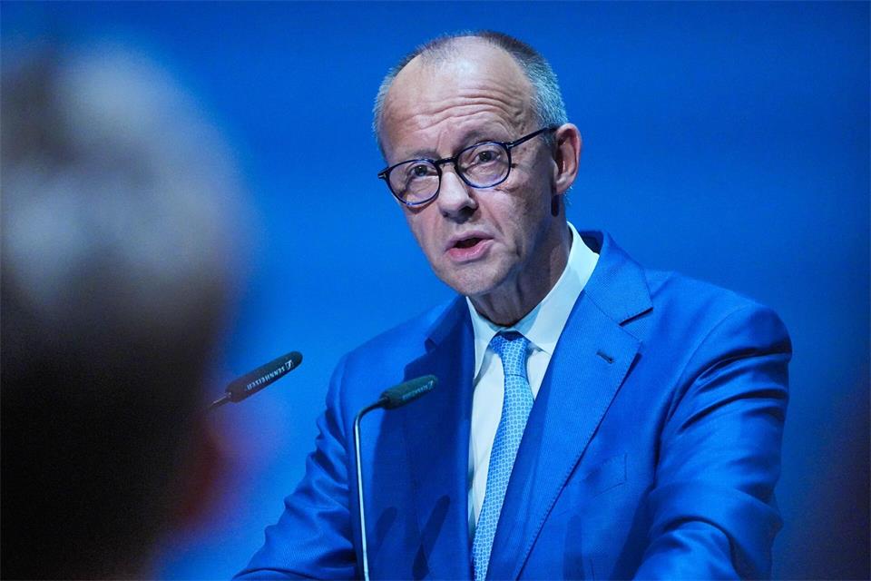 Bundeskanzler Friedrich Merz erwartet ein neues Bekenntnis der Koalition zum vereinbarten Reformkurs. Michael Kappeler/dpa