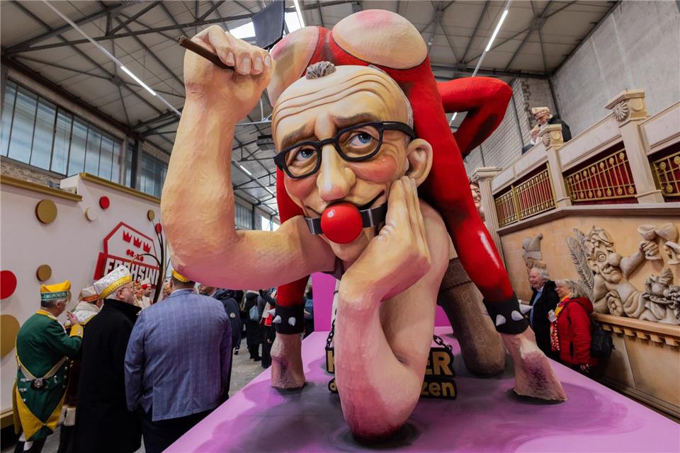 Bundeskanzler Friedrich Merz fährt in einer „Sado-Maso-Regierungs-Show“ im Kölner Rosenmontagszug mit.Rolf Vennenbernd/dpa