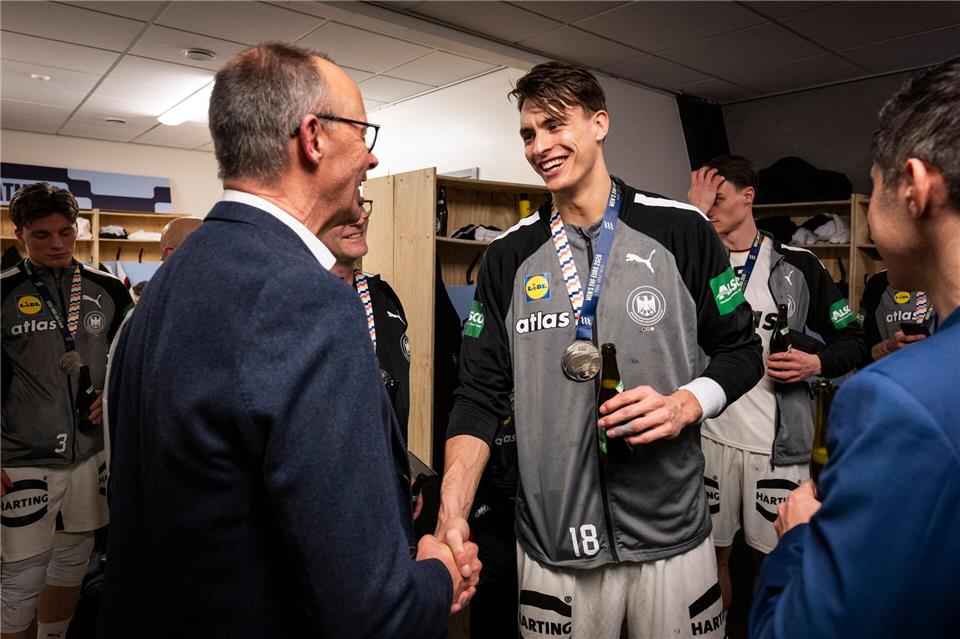 Bundeskanzler Friedrich Merz gratuliert Deutschlands Handballern in der Kabine. Guido Bergmann/Presse- und Informationsamt der Bundesregierung/dpa