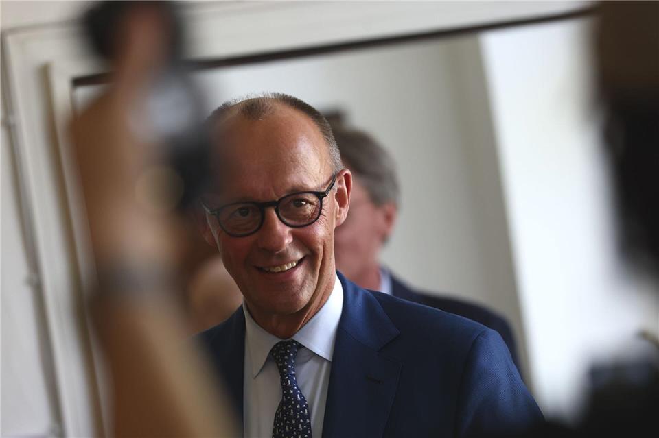 Bundeskanzler Friedrich Merz hält es für erforderlich junge Entscheidungsträger für die deutsche Demokratie auszubilden. Rolf Vennenbernd/dpa