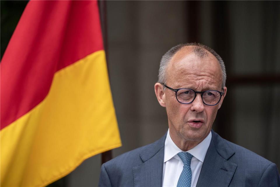 Bundeskanzler Friedrich Merz hat Kritik an der Rechtsstaatlichkeit eines Verfahrens in Stuttgart-Stammheim gegen Pro-Palästina-Aktivisten zurückgewiesen.Michael Kappeler/dpa