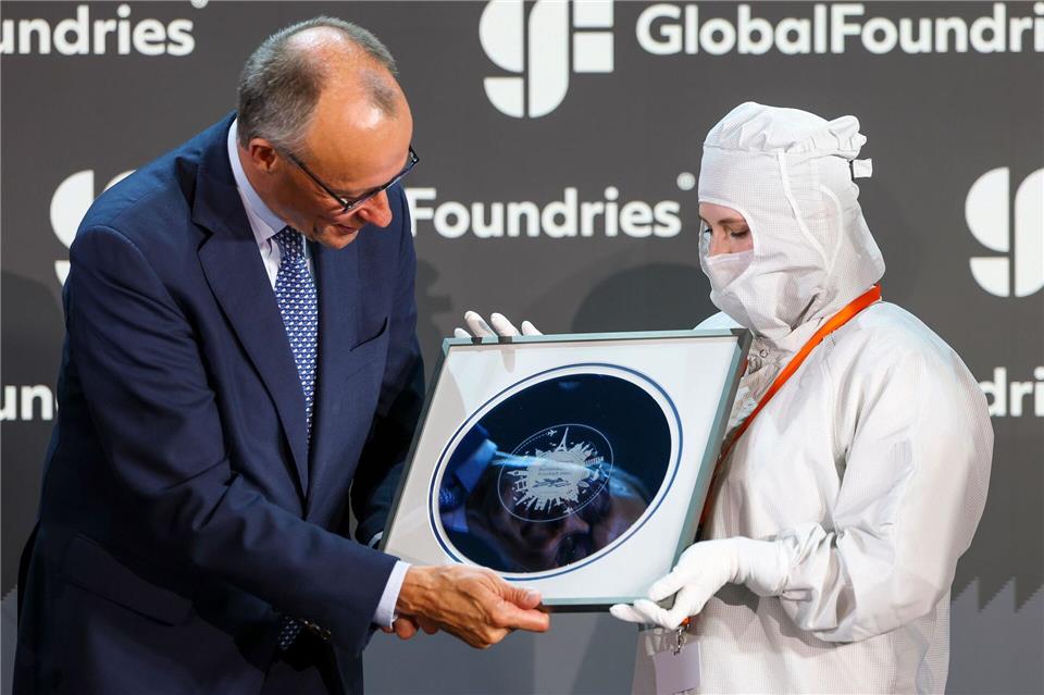Globalfoundries investiert 1,1 Milliarden Euro in Expansion  Bundeskanzler Friedrich Merz hat den Chiphersteller Globalfoundries in Dresden besucht.Jan Woitas/dpa