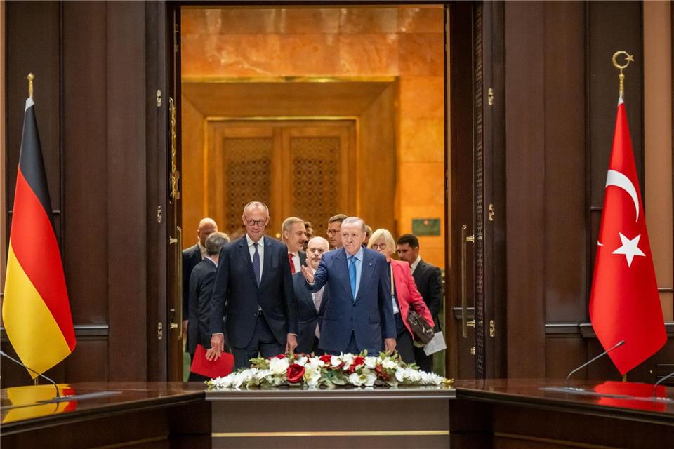 Bundeskanzler Friedrich Merz kommt neben Recep Tayyip Erdoğan, Präsident der Türkei, zu einem Gespräch im Präsidentenpalast. Michael Kappeler/dpa