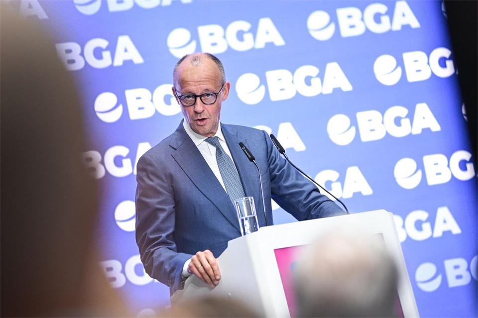 Bundeskanzler Friedrich Merz kündigt Entlastungen für Autofahrer an.Britta Pedersen/dpa