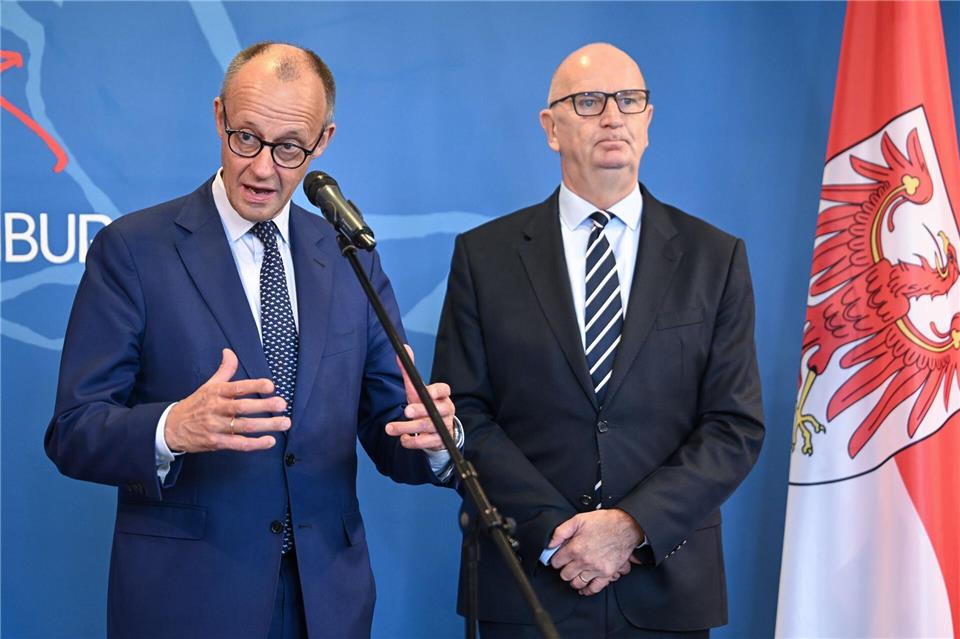 Bundeskanzler Friedrich Merz (l, CDU) war am Dienstag auf Antrittsbesuch in Brandenburg und traf Ministerpräsident Dietmar Woidke (SPD). (Archivbild)Britta Pedersen/dpa