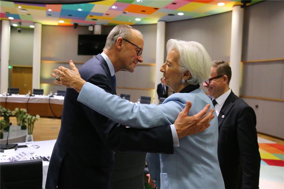 Bilder des Tages  Bundeskanzler Friedrich Merz (l) umarmt Christine Lagarde, Präsidentin der Europäischen Zentralbank, während eines Essens im Rahmen des Euro-Gipfels.Francois Walschaerts/Pool AP/AP/dpa