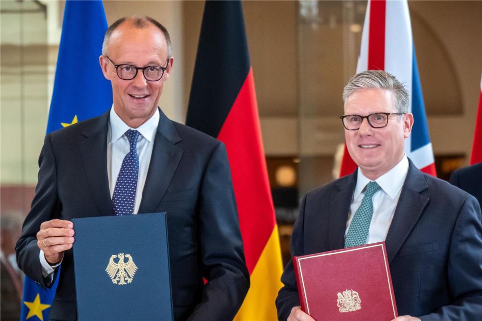 Bundeskanzler Friedrich Merz (l.) und Premierminister Keir Starmer unterzeichneten den Kensington-Vertrag. (Archivbild)Michael Kappeler/dpa