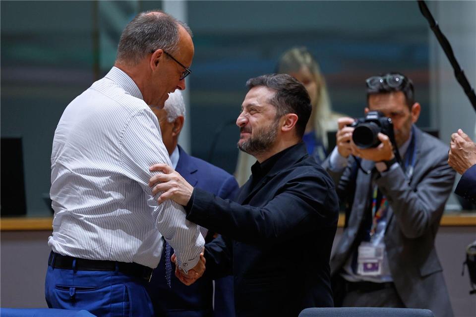 Bundeskanzler Friedrich Merz (l) unterhält sich mit dem ukrainischen Präsidenten Wolodymyr Selenskyj während einer Diskussionsrunde auf dem EU-Gipfel in Brüssel.Geert Vanden Wijngaert/AP Pool/AP/dpa