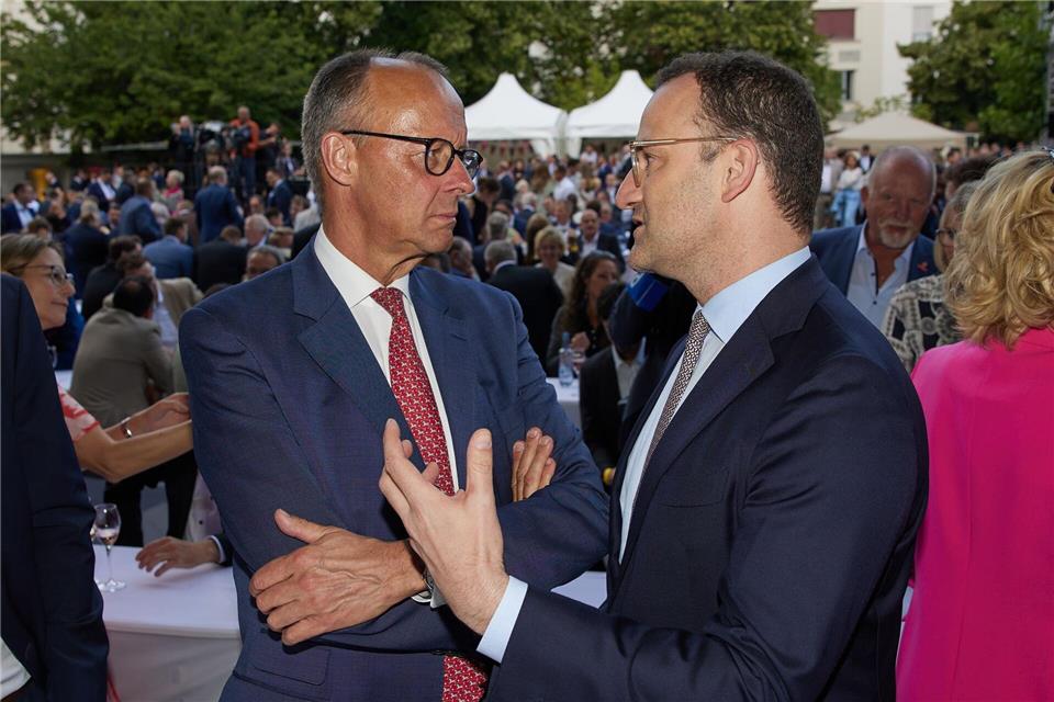 Bundeskanzler Friedrich Merz (links) bekommt nach seiner umstrittenen Entscheidung zum teilweisen Rüstungsexportstopp an Israel Rückendeckung auch von Unionsfraktionschef Jens Spahn (beide CDU).Joerg Carstensen/dpa