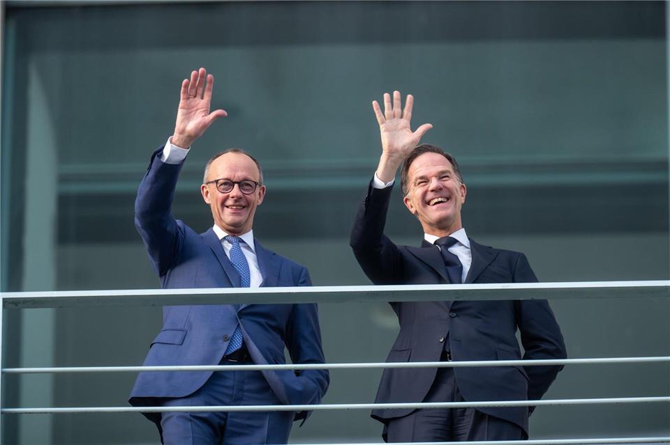 Bundeskanzler Friedrich Merz (l)winkt neben Mark Rutte, Nato-Generalsekretär, vor einem bilateralen Gespräch im Bundeskanzleramt.Michael Kappeler/dpa