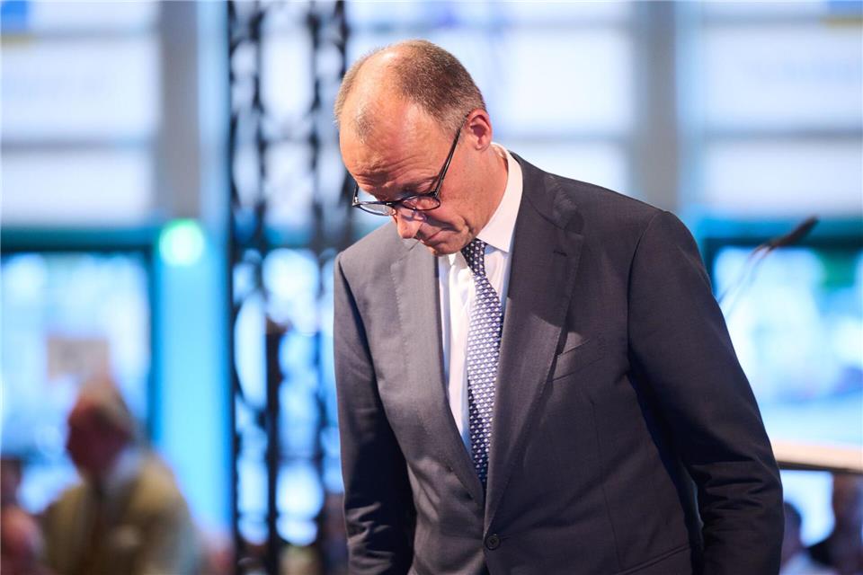 Bundeskanzler Friedrich Merz nimmt an der Veranstaltung „80 Jahre Neheim-Hüstener Programm“ in der Schützenhalle Hüsten teil.Bernd Thissen/dpa