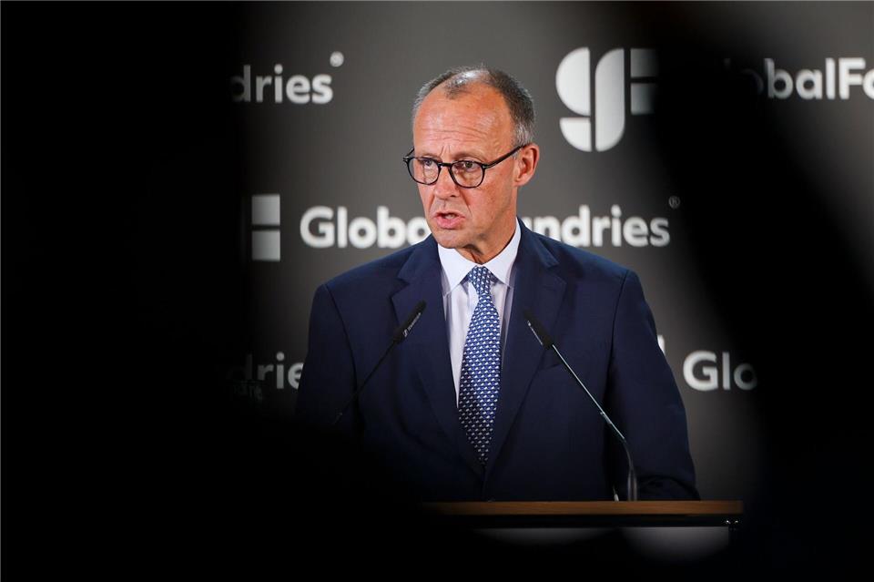 Globalfoundries investiert 1,1 Milliarden Euro in Expansion  Bundeskanzler Friedrich Merz plädiert beim Chiphersteller Globalfoundries für eine neue Innovationspolitik Deutschlands. Jan Woitas/dpa