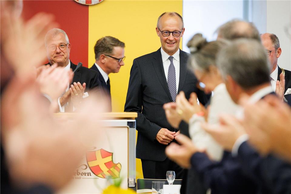 Bundeskanzler Friedrich Merz (r.) lobte den designierten Gesundheitsminister Carsten Linnemann (links), der als Abgeordneter für Paderborn im Bundestag sitzt.    Friso Gentsch/dpa