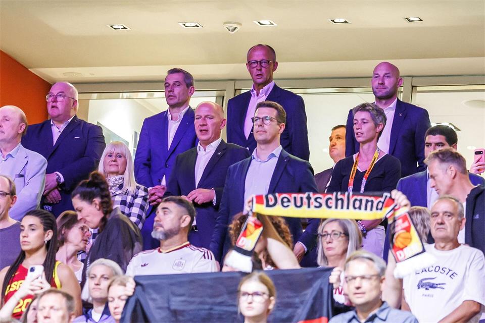Bundeskanzler Friedrich Merz schaute sich das Auftaktspiel der deutschen Basketballerinnen an.Andreas Gora/dpa