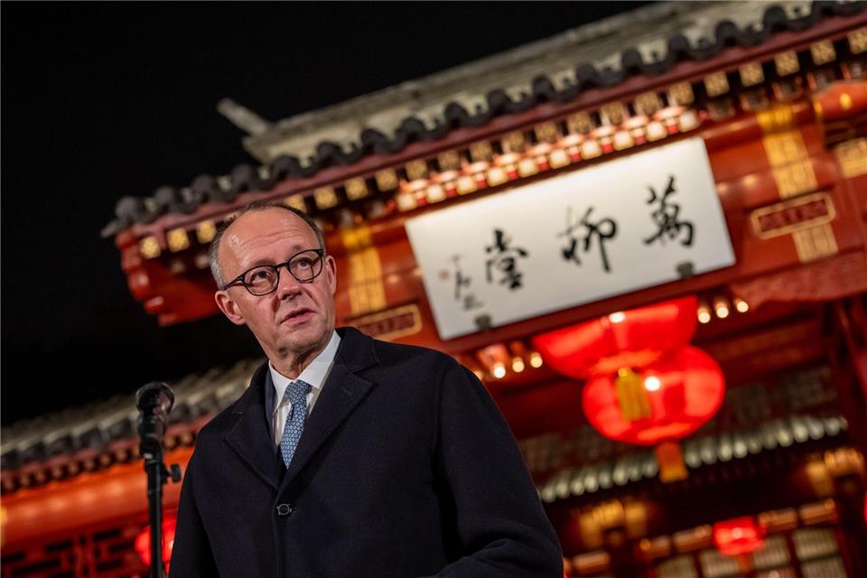 Bundeskanzler Friedrich Merz spricht bei einem Pressestatement nach seinem Gespräch Chinas Präsidenten Xi am Gästehaus des Präsidenten in Peking.Michael Kappeler/dpa