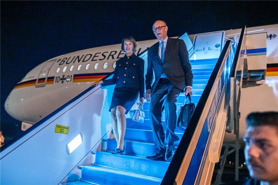 Bilder des Tages  Bundeskanzler Friedrich Merz steigt neben seiner Frau Charlotte am Flughafen in Ankara aus einem Flugzeug der Flugbereitschaft.Michael Kappeler/dpa