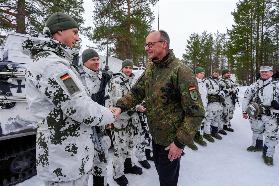Bundeskanzler Friedrich Merz trifft deutsche Soldaten in Bardufoss im Rahmen der Militärübung „Cold Response“.Lise Åserud/NTB/dpa