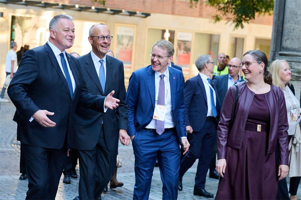 Bundeskanzler Friedrich Merz und Daniel Günther (beide CDU) sind mit anderen Politikerinnen und Politikern zu Fuß durch die Bremer Innenstadt zum Rathaus gelaufen.Sina Schuldt/dpa