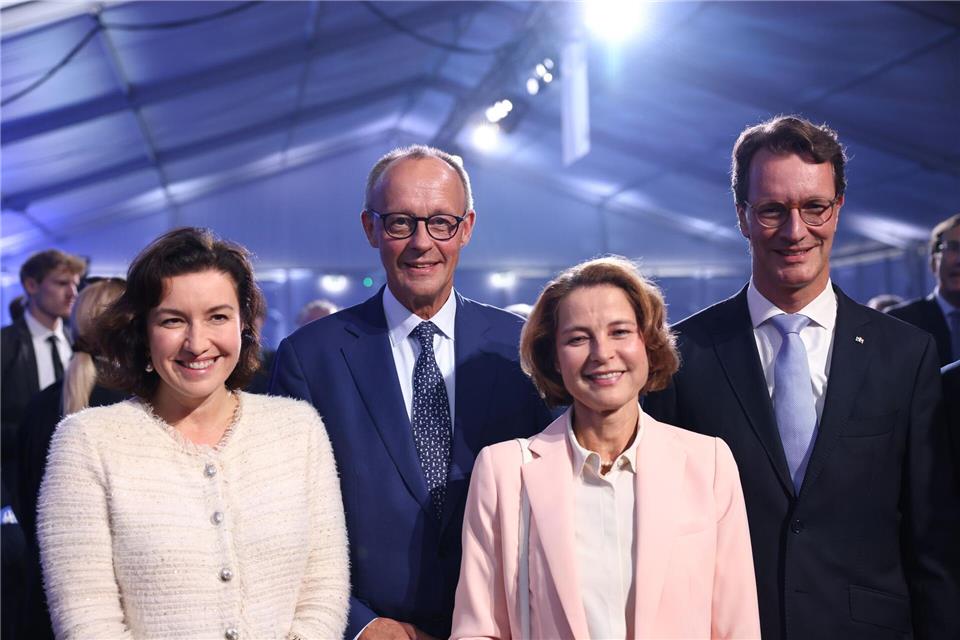 Merz nimmt schnellsten Computer Europas in Betrieb Bundeskanzler Friedrich Merz und NRW-Ministerpräsident Hendrik Wüst haben den Supercomputer „Jupiter“ in Jülich in Betrieb genommen. Rolf Vennenbernd/dpa