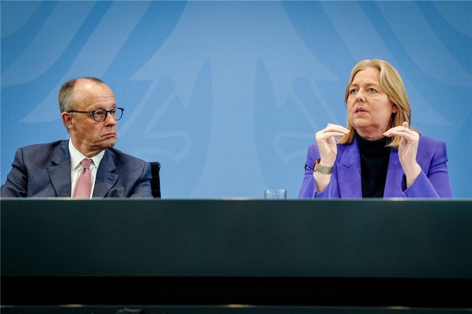 Bundeskanzler Friedrich Merz und Sozialministerin Bärbel Bas nehmen die Empfehlungen der Rentenkommission entgegen. (Archivbild)Kay Nietfeld/dpa