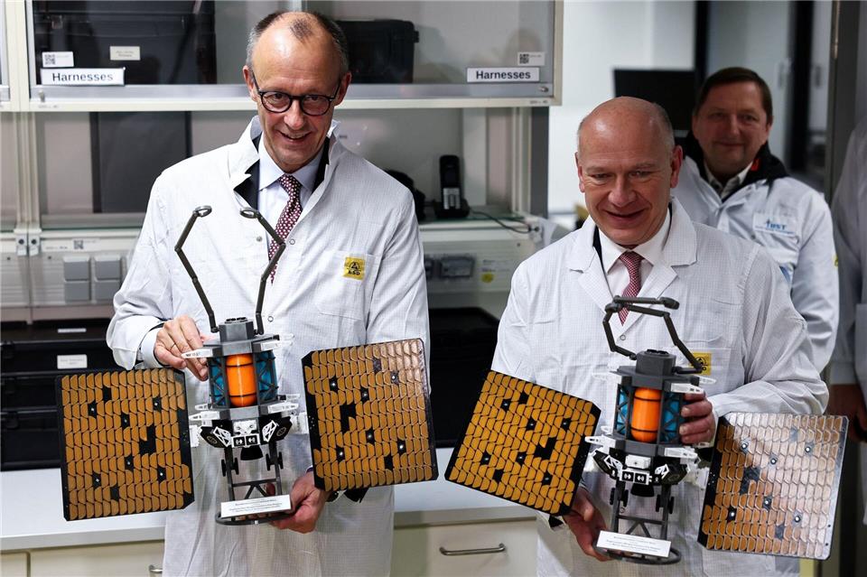 Bundeskanzler Friedrich Merz und der Regierende Bürgermeister Kai Wegner (beide CDU) unterstrichen bei einem Besuch des Unternehmens Berlin Space Technologies die Bedeutung der ILA für Deutschland.Nadja Wohlleben/Reuters/Pool/dpa