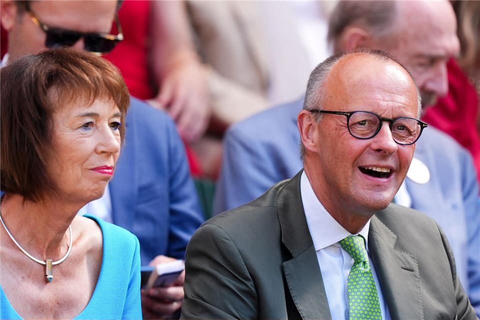 Bundeskanzler Friedrich Merz und seine Frau schauten sich das Finale aus der ersten Reihe in der Roxal Box an.Mike Egerton/PA Wire/dpa
