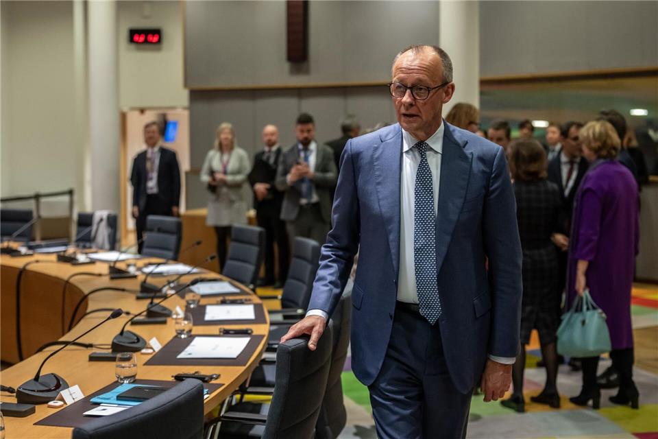 Bundeskanzler Friedrich Merz will Ungarns Regierungschef Viktor Orban in Brüssel zur Aufgabe der Blockade bewegen. (Archivbild)Michael Kappeler/dpa