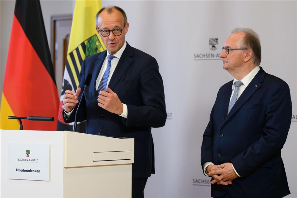 Bundeskanzler Friedrich Merz will das Stattfinden von Weihnachtsmärkten im Land einfacher und gleichzeitig sicher machen.Robert Michael/dpa