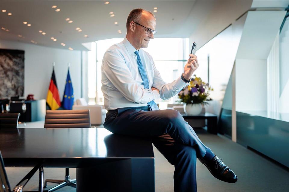 Bundeskanzler Friedrich Merz wünschte der deutschen Fußball-Nationalmannschaft per Videoanruf viel Glück für die WM.Tobias Koch/Bundesregierung/dpa