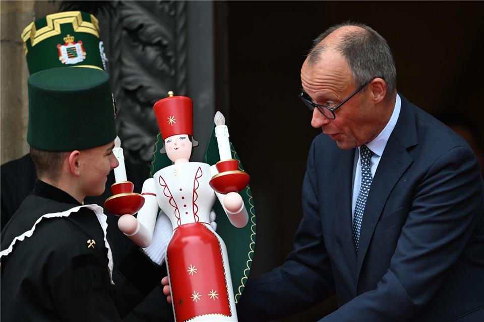 Merz lobt Sachsen – Finanzierung von Verkehrswegen offen  Bundeskanzler Friedrich Merz wurde beim Antrittsbesuch in Sachsen in Dresden von einer Bergmannskapelle begrüßt.Hendrik Schmidt/dpa