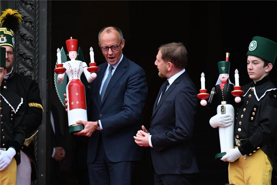 Merz lobt Sachsen – Finanzierung von Verkehrswegen offen  Bundeskanzler Friedrich Merz wurde beim Antrittsbesuch in Sachsen in Dresden von einer Bergmannskapelle begrüßt.Hendrik Schmidt/dpa